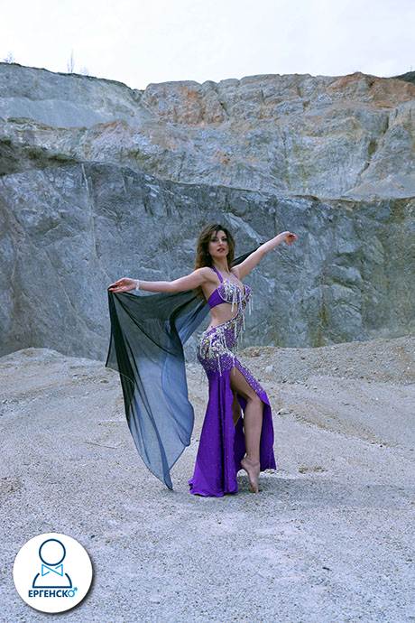 Ориенталски танцьорки със специални индивидуални и общи шоу програми. Бели денс шоу програми от Горещи изпълнителки.