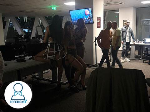 Еротична шоу програма за шефа в офиса от 3 стриптизьорки с кожени харнесс костюми. Горещо Топлесс шоу за целият екип и много незабравими моменти