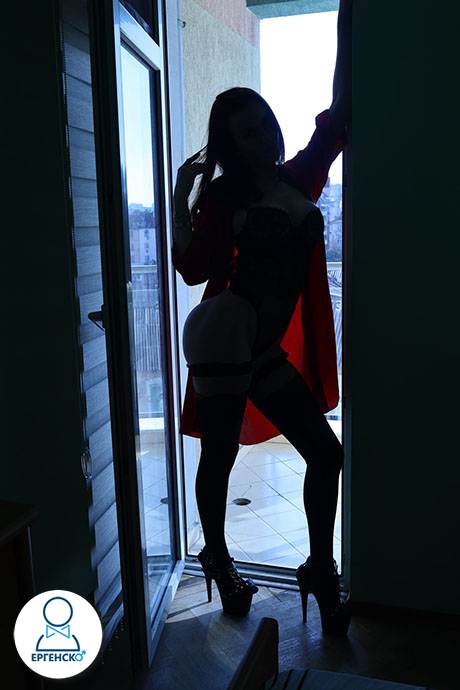 Еротична танцьорка със стрип шоу за Ергенско парти. Мис Анна ще внесе на вашето парти много еротика и сексапил. Лапденс индивидуални танци